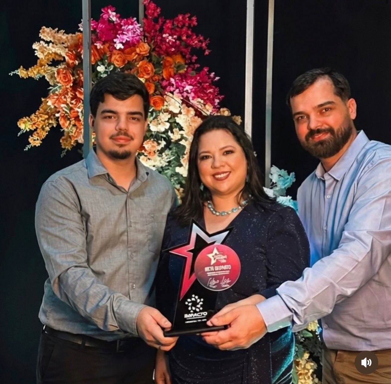 Willyans Gustavo, Isabelle Torres e Tiago Baruck recebendo premiação Meta Disparos